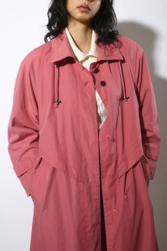 Trenc Coat levinho ombreira vintage  forrado goiaba - comprar online