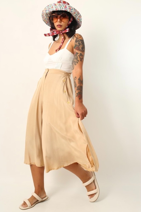 Calça Pantacourt bege acetinada viscose botões