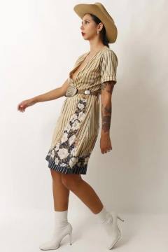 vestido bege barrado floral decote na internet