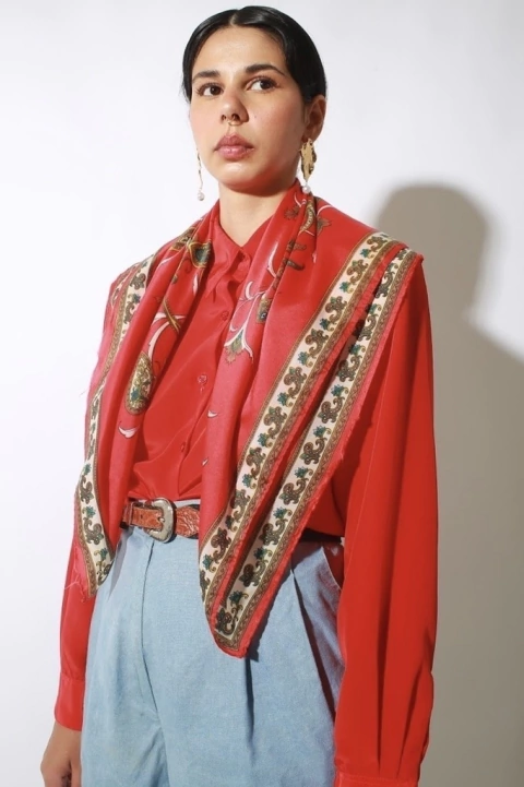 Lenço vermelhoEstampa flores quadrado