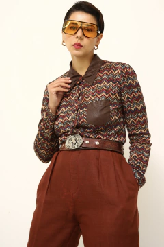 Camisa estampa 70´s gola marrom