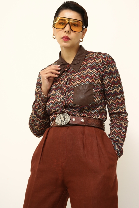 Camisa estampa 70´s gola marrom