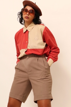 Blusa bicolor laranja com bege elefante na internet