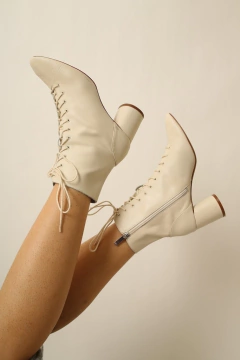 Bota couro Zara off white cadarco na internet