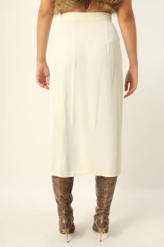 Imagem do saia transpassada creme botão dourado