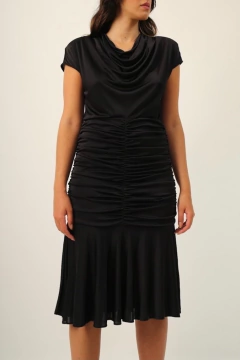 Vestido preto drapeado vintage 80’s na internet