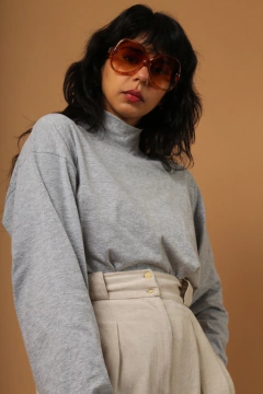Blusa lisa gola alta cinza 90’s