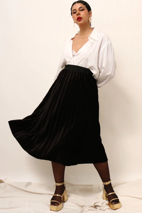 Saia plissada veludo preta midi