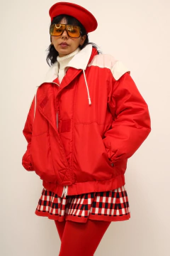 Jaqueta Puffer vermelha esportiva recorte branco garimpada Portugal - comprar online