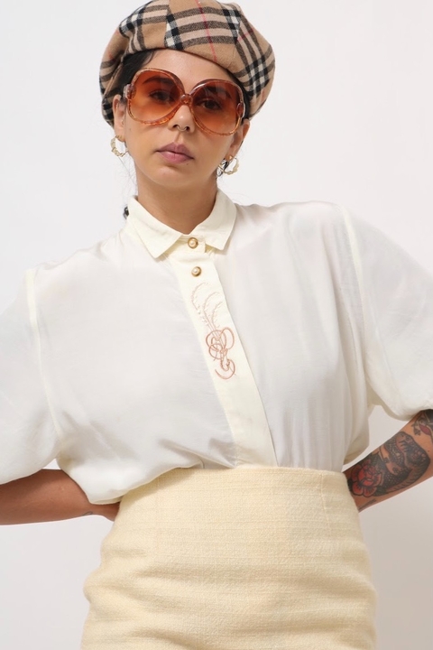 Camisa off white bordado frente b.perola