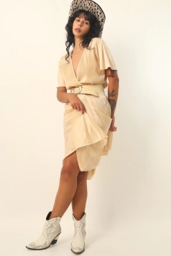 vestido dourado plissado midi vintage - Capichó Brechó