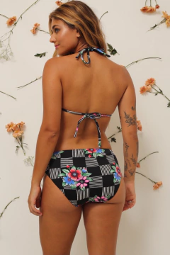 Conjunto biquini + calcinha vintage estampa preto flores - Capichó Brechó