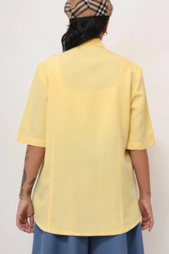 Imagem do camisa amarela vintage detalhes off