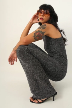 Imagem do macacão lurex prata levemente flare