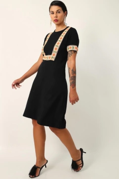 Vestido tricot preto detalhe floral
