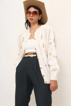 cardigan branco bordado flores ombreira - comprar online