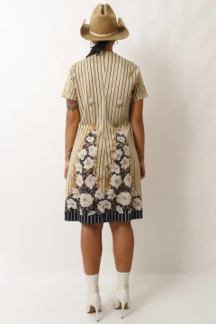 vestido bege barrado floral decote