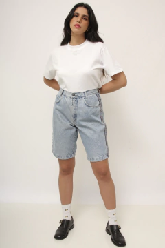 Imagem do Bermuda jeans vintage detalhe escrita lateral