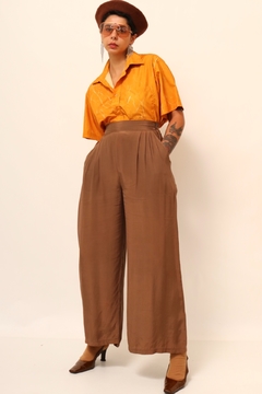 Camisa amarela vintage detalhe estampa na internet