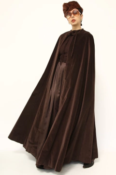 Capa marrom veludo forro vermelho - comprar online