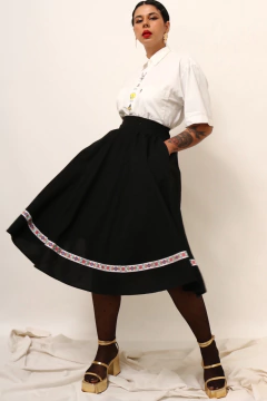 Saia cintura alta godê preta lista flores barra