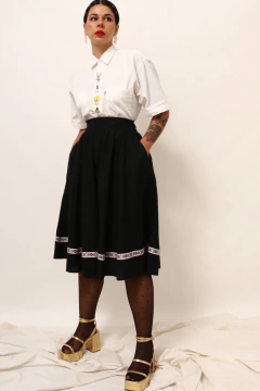 Saia cintura alta godê preta lista flores barra - Capichó Brechó