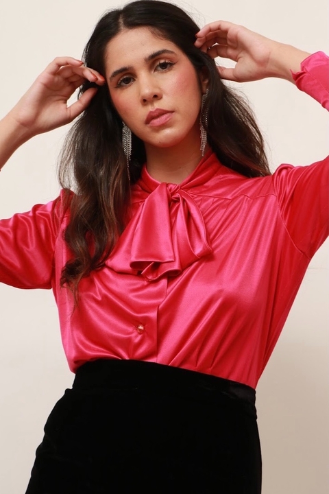 camisa acetinada rosa laço gravata