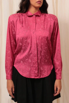 Camisa rosa acetinada ombreira vintage