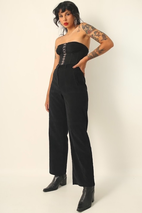 Calça semi boca de sino preto aveludada