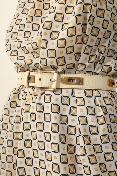 cinto creme detalhes e fivela dourado