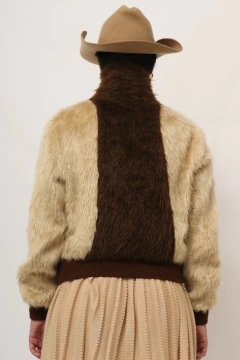 jaqueta cropped pelucia marrom gola alta