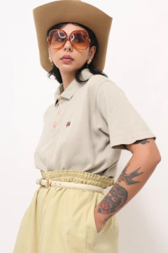 polo textura bege bordado vintage - comprar online