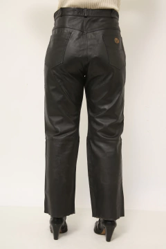 Calça de couro cintura media vintage - Capichó Brechó