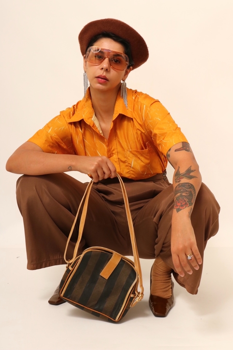 Camisa amarela vintage detalhe estampa