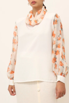 Imagem do Camisa branca mangas gola flores