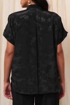 Imagem do Camisa preta acetinada flores