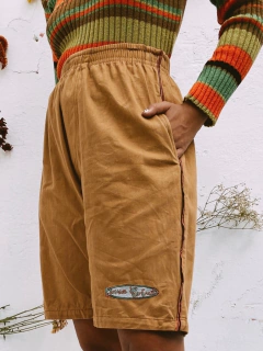 bermudão bege listra lateral 90’s logo na internet