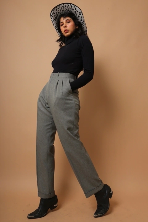 calça alfaiataria reta cinza bolso frente