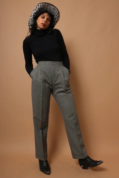 calça alfaiataria reta cinza bolso frente - loja online