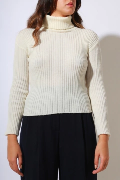 blusa gola alta off white canelada justa - comprar online