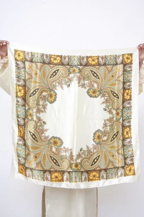 Lenço acetinado flores mostarda - comprar online