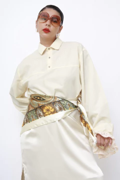 Lenço acetinado flores mostarda na internet