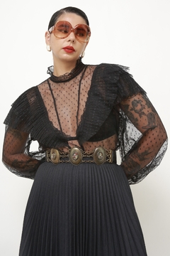 Blusa manga bufante preta por transparência