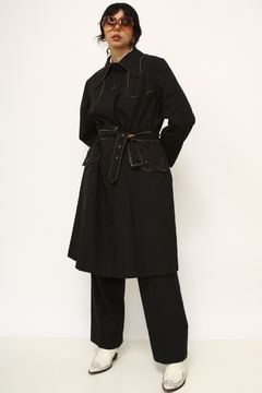 Trench Coat preto det em marrom