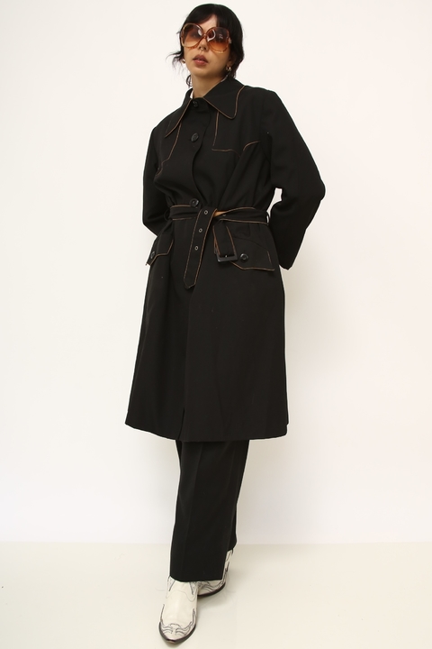 Trench Coat preto det em marrom
