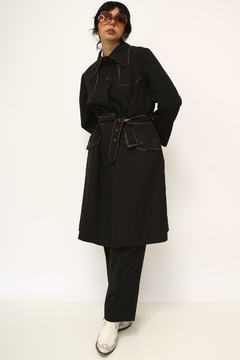 Trench Coat preto det em marrom
