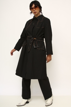 Trench Coat preto det em marrom - Capichó Brechó