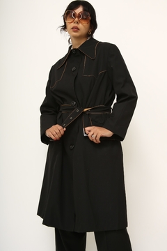 Trench Coat preto det em marrom na internet