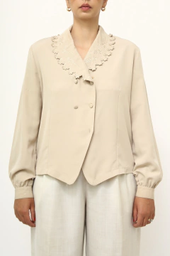 Camisa bege ombreira gola renda vintage - Capichó Brechó