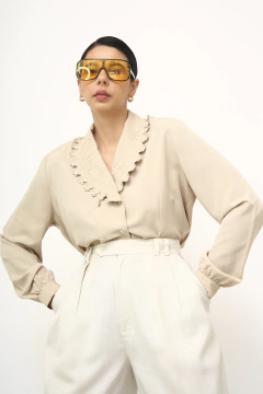 Camisa bege ombreira gola renda vintage